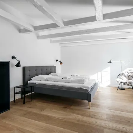 Top Floor With Private Balcony *