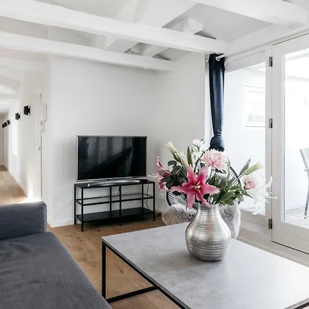Top Floor With Private Balcony *