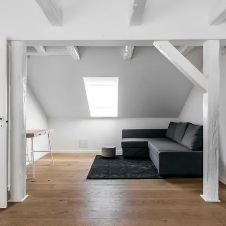 Top Floor With Private Balcony *