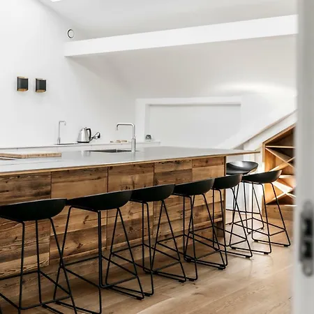Top Floor With Private Balcony *